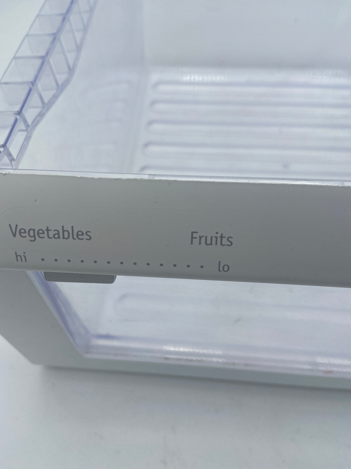 Tiroir à fruits/légumes pour réfrigérateur Frigidaire 242067701 fendu au niveau du lettrage avant