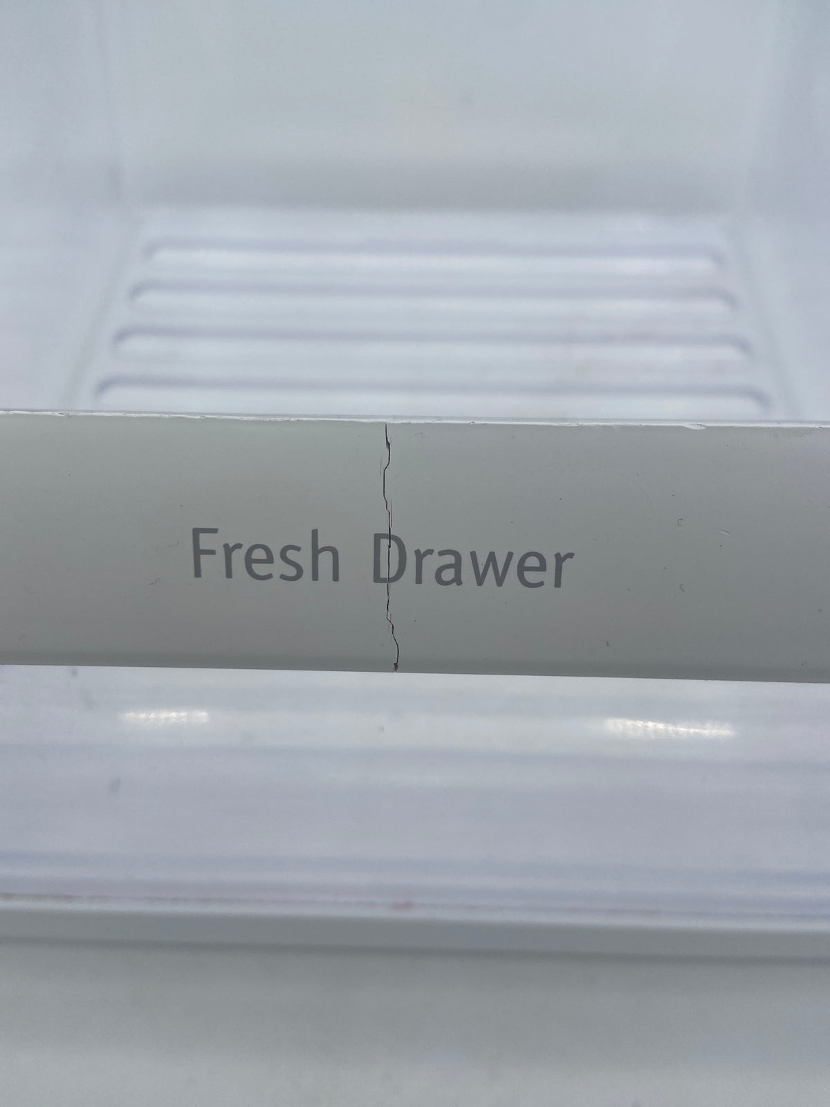 Tiroir à fruits/légumes pour réfrigérateur Frigidaire 242067701 fendu au niveau du lettrage avant